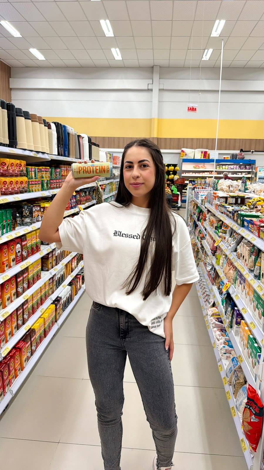 Cliente com cesta no hortifrúti