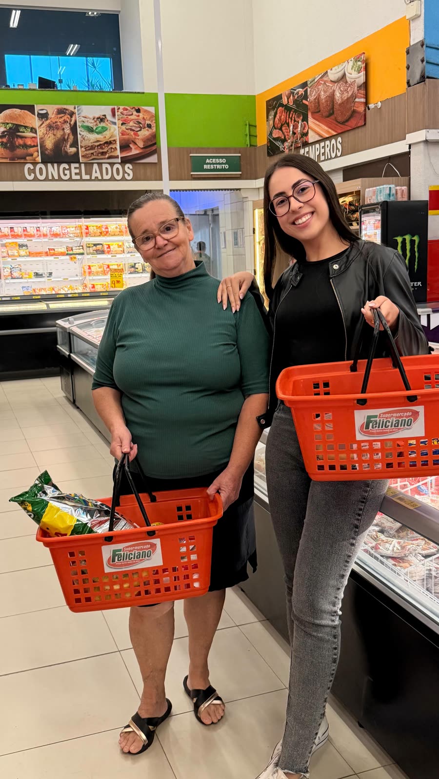 Clientes com cestas no corredor