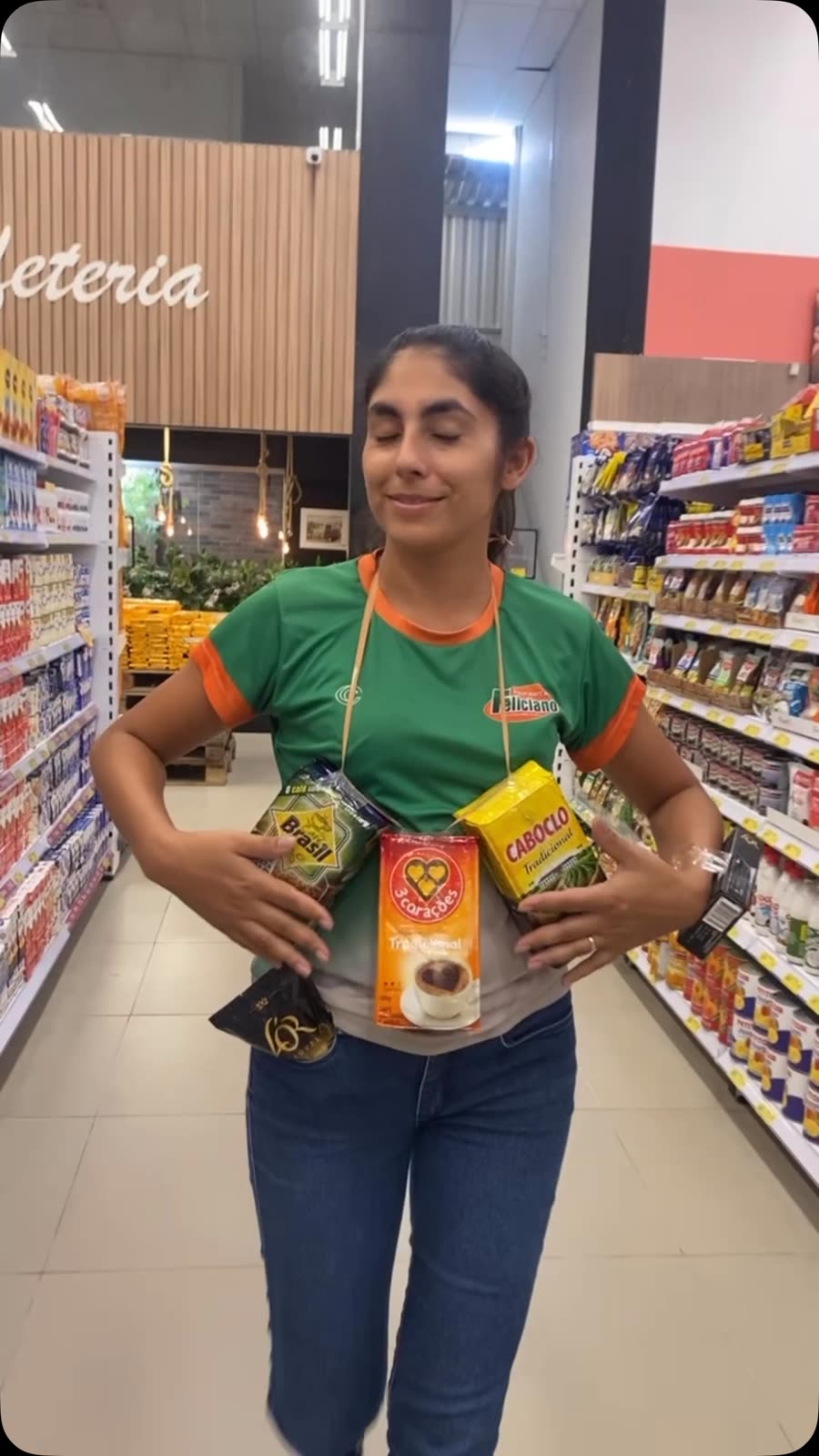 Colaboradora apresentando produto no corredor